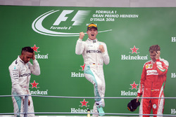 Подіум: друге місце - Льюіс Хемілтон, Mercedes AMG F1; переможець - Ніко Росберг, Mercedes AMG F1; т