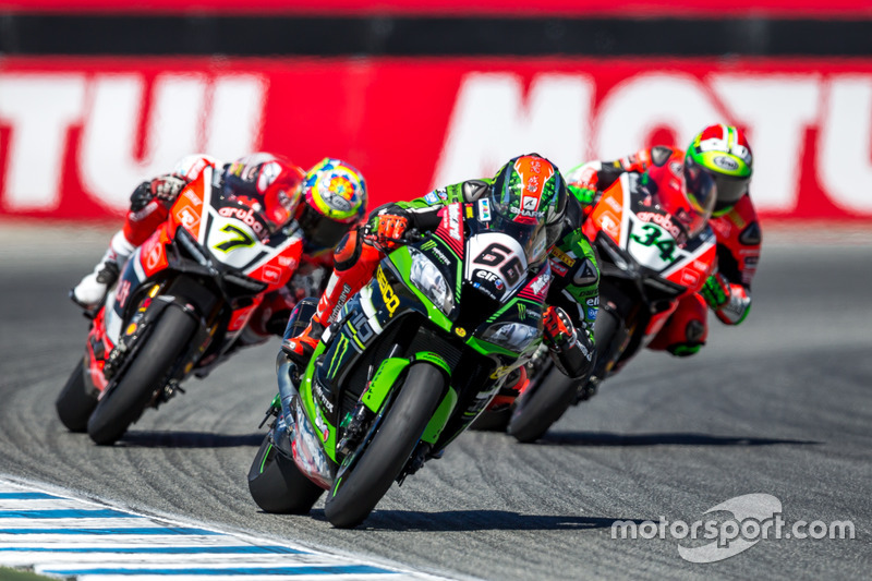 Tom Sykes, Kawasaki Racing Team seguido por Chaz Davies con Davide Giugliano, Aruba.it Racing - Ducati