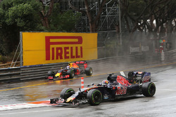 Daniil Kvyat, Scuderia Toro Rosso STR11 e Max Verstappen, Red Bull Racing RB12