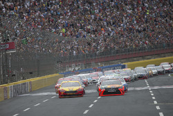 Start: Martin Truex Jr., Furniture Row Racing Toyota, führt