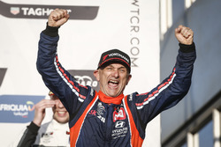 Podium: Le vainqueur Gabriele Tarquini, BRC Racing Team Hyundai i30 N TCR