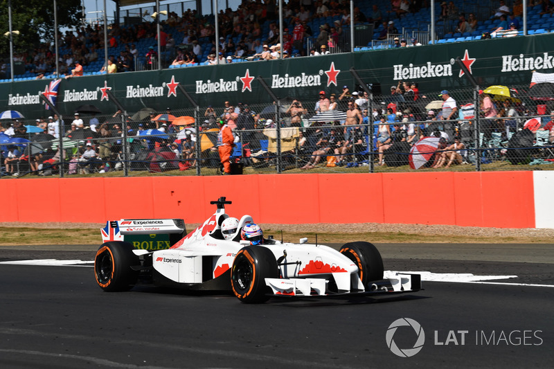 Pengemudi F1 Experiences 2-Seater, Jenson Button, bersama penumpangnya, Guy Martin