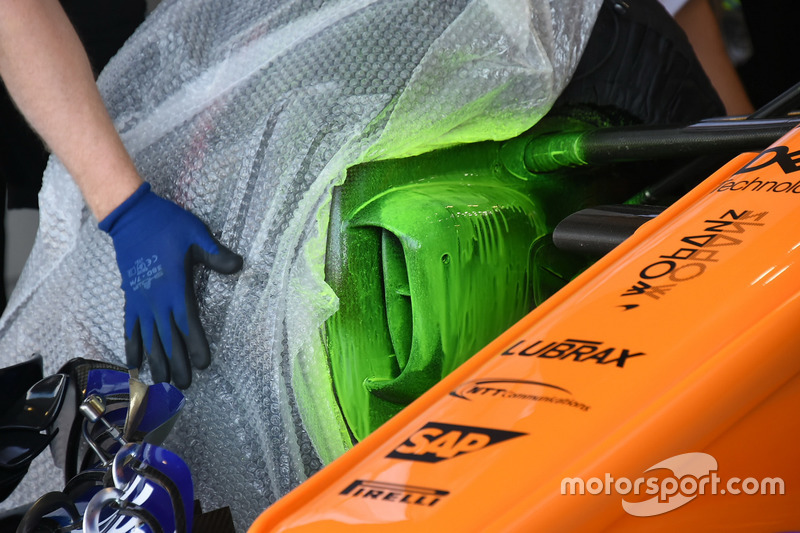 McLaren MCL33, con la vernice aerodinamica sulla brake duct anteriore