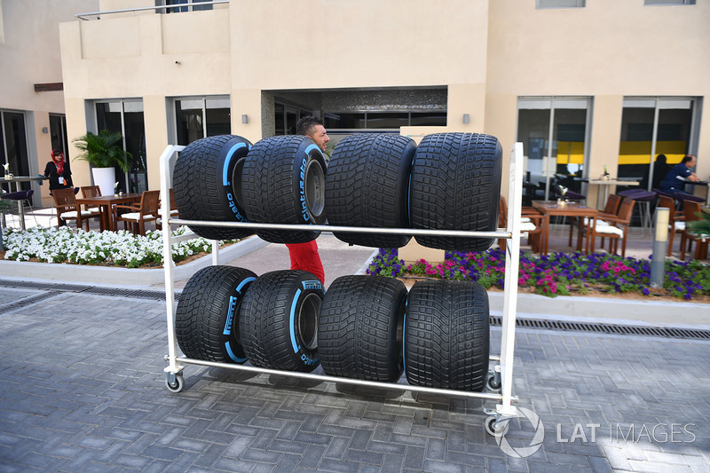 Ferrari mekanikeri ve Pirelli lastiklari