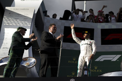 Lewis Hamilton, Mercedes-AMG F1, sur le podium
