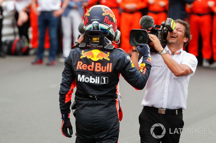 El ganador de la carrera Daniel Ricciardo, Red Bull Racing, celebra en el Parque Ferme