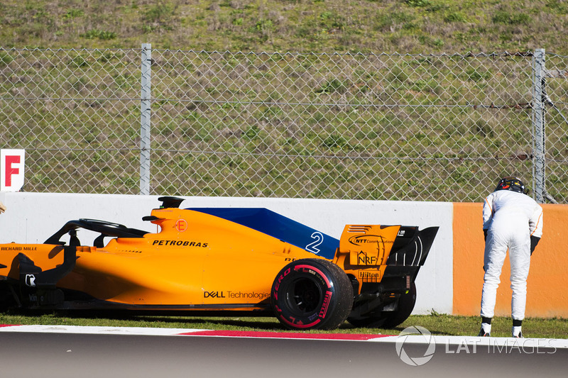 Stoffel Vandoorne, McLaren MCL33, varado en la pista