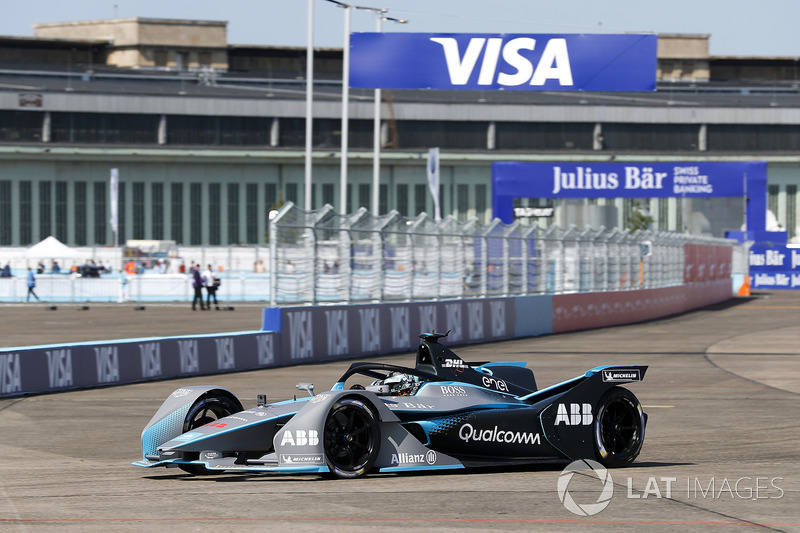 Aksi mobil baru Formula E saat melibas Sirkuit Templehof