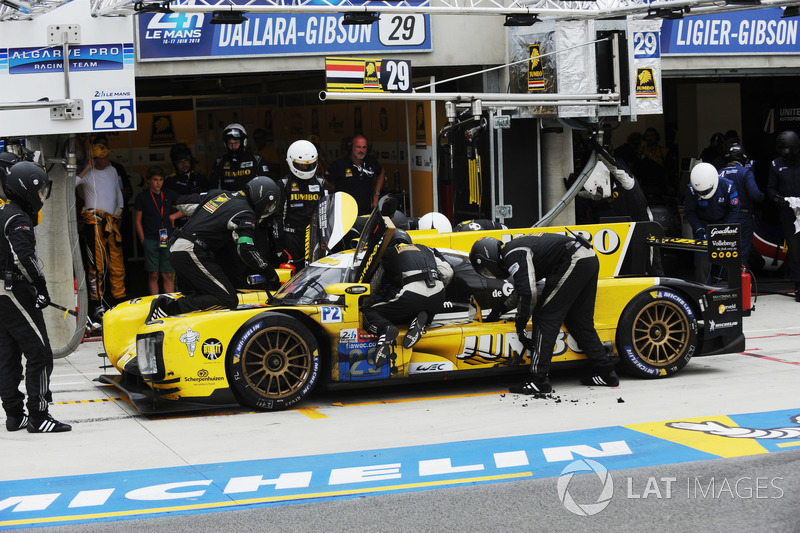 Машина Racing Team Nederland, за которую выступал рекордсмен «Ле-Мана» Ян Ламмерс, в какой-то момент даже загорелась. Экипажу пришлось ехать в боксы для длительного ремонта