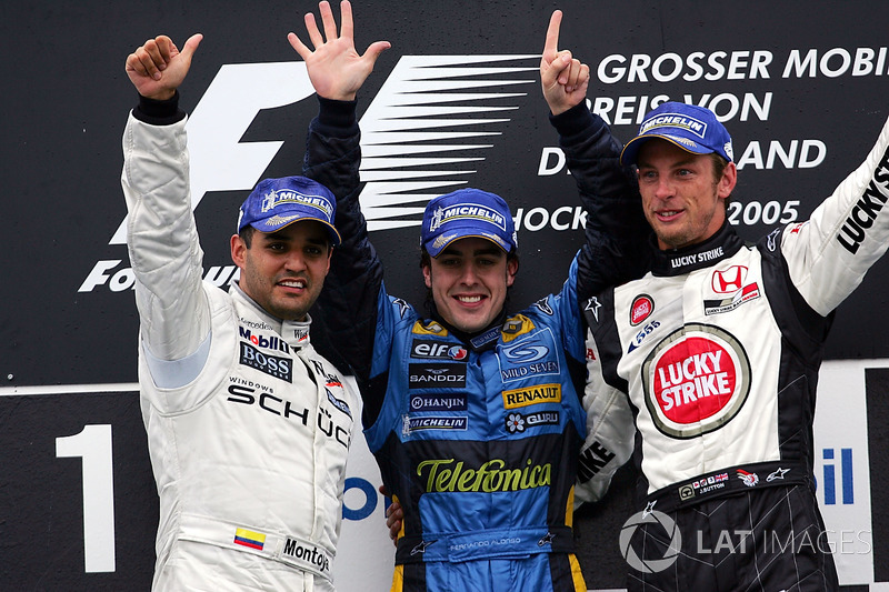 Podium: le deuxième Juan Pablo Montoya, McLaren; le vainqueur Fernando Alonso, Renault et le troisième Jenson Button.