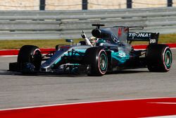 Polesitter Lewis Hamilton, Mercedes AMG F1 W08