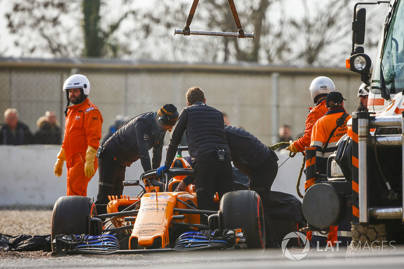 Маршалы и сотрудники McLaren эвакуируют с трассы автомобиль MCL33 Фернандо Алонсо