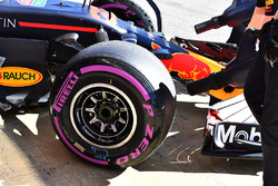 Red Bull Racing RB14, llanta delantera y llanta Pirelli