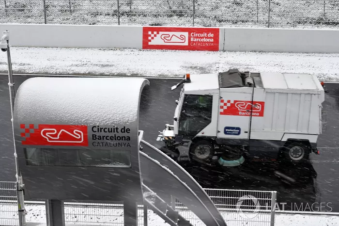 Camiones quitan la nieve del Circuit de Barcelona