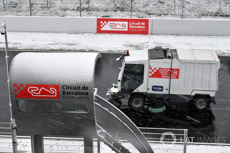 Track cleaning truck as snow stops testing