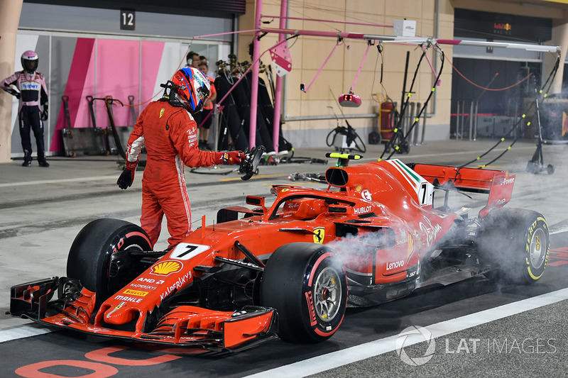 Kimi Raikkonen, Ferrari SF71H se detiene de la carrera en el pit lane