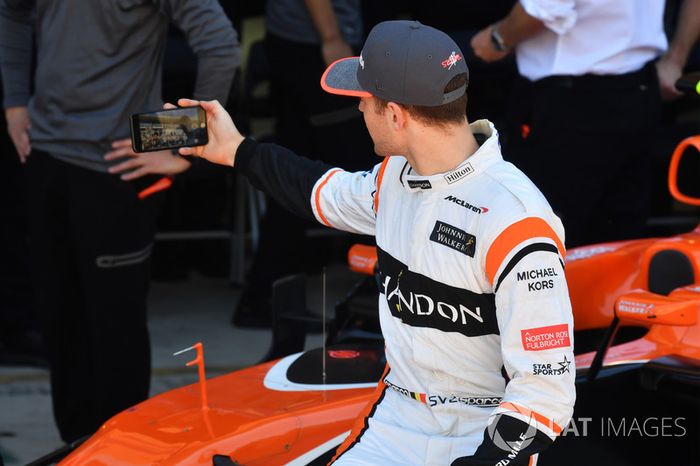 Stoffel Vandoorne, McLaren selfie con el equipo McLaren Team