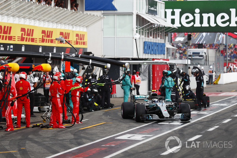 Valtteri Bottas, Mercedes AMG F1 W09, pit stop