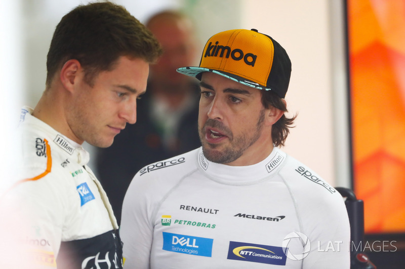 Stoffel Vandoorne, McLaren, y Fernando Alonso, McLaren