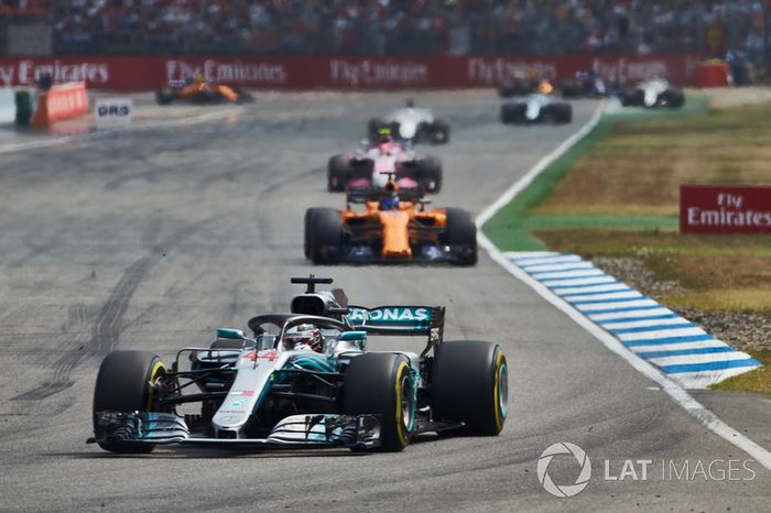 Lewis Hamilton, Mercedes AMG F1 W09, delante de Fernando Alonso, McLaren MCL33