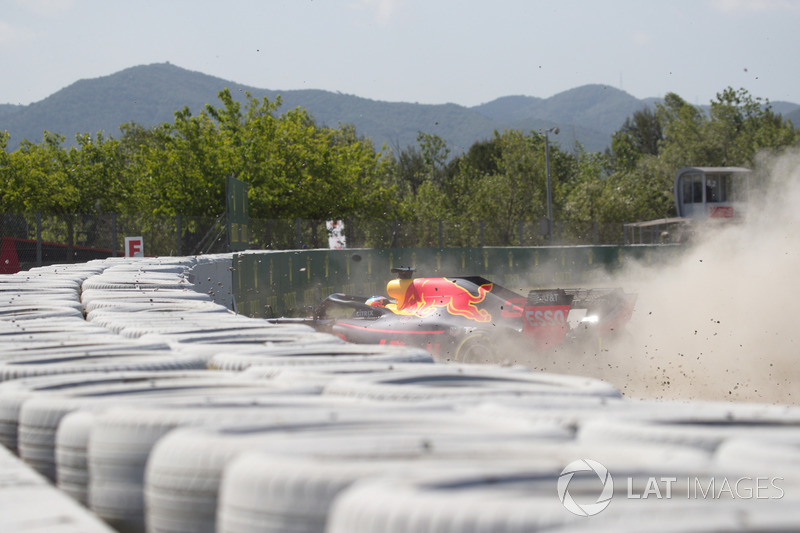 Daniel Ricciardo, Red Bull Racing RB14 crashes in FP1