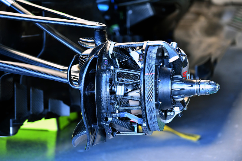 Mercedes-AMG F1 W09 front wheel hub detail