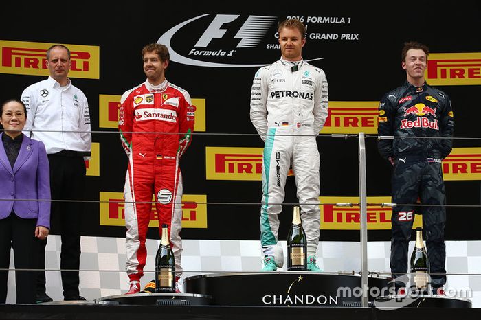 Podio: Nico Rosberg, Mercedes AMG F1 Team, ganador; el segundo lugar Sebastian Vettel, Ferrari, tercero Daniil Kvyat, Red Bull Racing