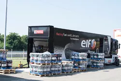 Benzinfässer von Elf