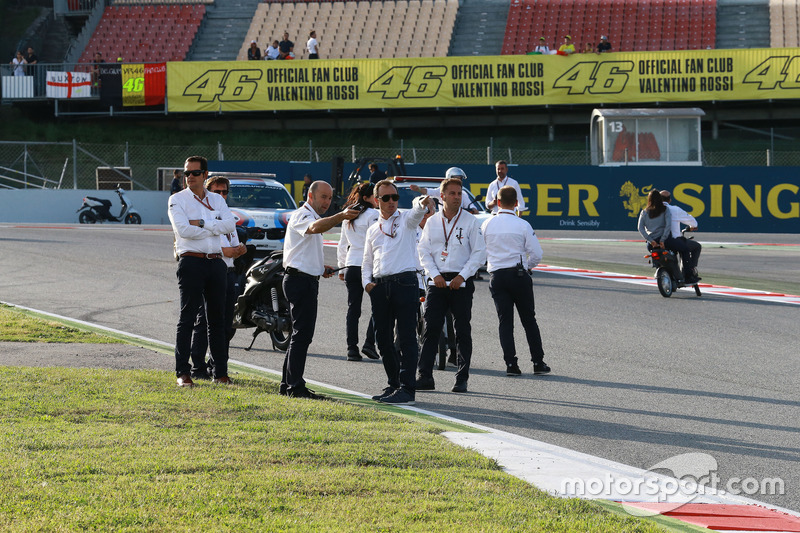 Oficiales y pilotos en la nueva chicana para reemplazar la curva 12