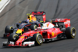 Борьба за позицию: Кими Райкконен, Ferrari SF16-H, и Макс Ферстаппен, Red Bull Racing RB12