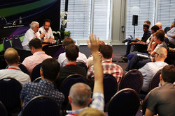Charlie Whiting, delegado de la FIA y Matteo Bonciani, delegado de medios de comunicación la FIA en
