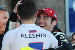 Sieger und Meister 2016 Simon Pagenaud, Team Penske, Chevrolet bekommmt Glückwünsche von Mikhail Aleshin, Schmidt Peterson Motorsports, Honda