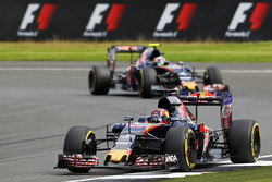 Daniil Kvyat, Scuderia Toro Rosso STR11 vor Teamkollege Carlos Sainz Jr., Scuderia Toro Rosso STR11