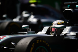 Льюис Хэмилтон, Mercedes AMG F1 W07 Hybrid, и Нико Росберг, Mercedes AMG F1 W07 Hybrid