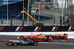 Авария - Себастьян Феттель, Ferrari SF16-H, Даниил Квят, Red Bull Racing RB12, Даниэль Риккардо, Red