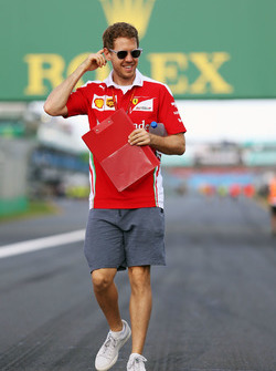 Sebastian Vettel, Ferrari camina el circuito.
