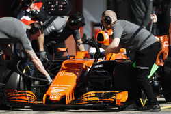 Mecánicos de McLaren en el trabajo en el coche de Fernando Alonso McLaren MCL32