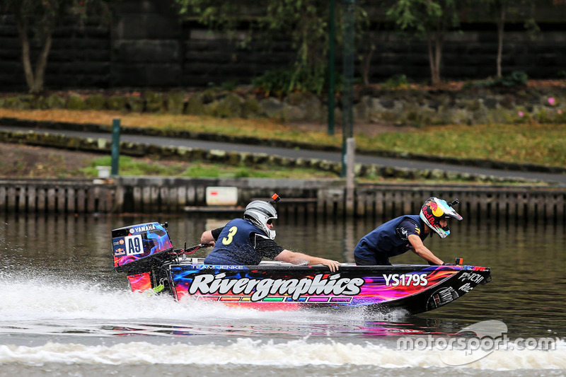 Daniel Ricciardo, Red Bull Racing en un bote de carreras en el río Yarra