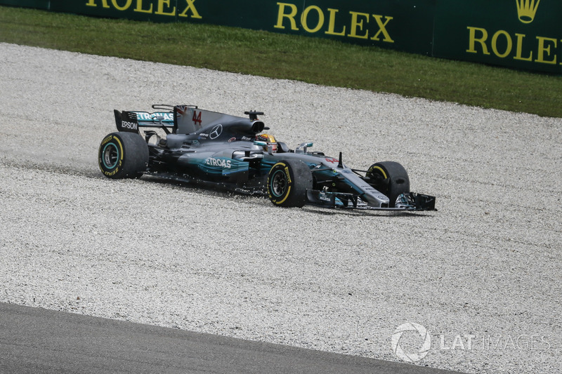 Lewis Hamilton, Mercedes-Benz F1 W08 pist dışına çıkıyor