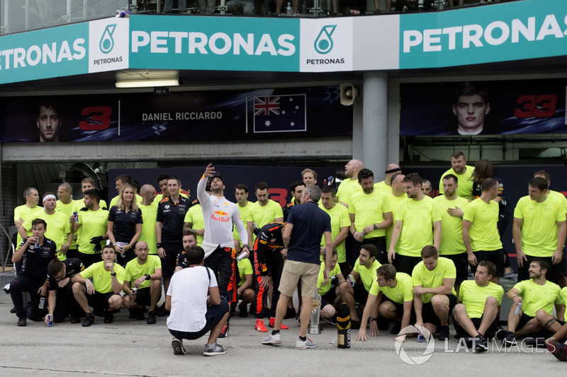 Daniel Ricciardo, Red Bull Racing and race winner Max Verstappen, Red Bull Racing celebrate with team