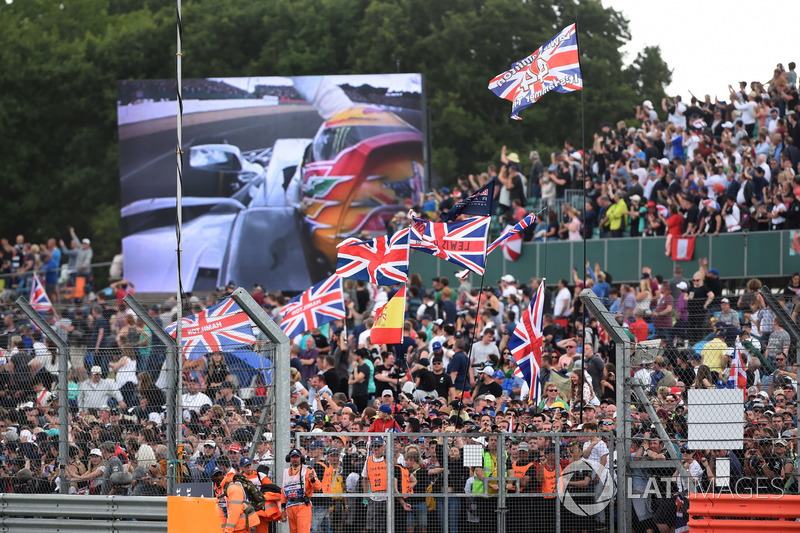 Fans  de Lewis Hamilton, Mercedes AMG F1 en la tribuna