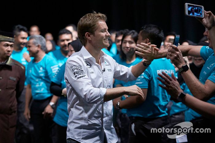 Empleados de Petronas dan la bienvenida a Nico Rosberg, Mercedes AMG F1