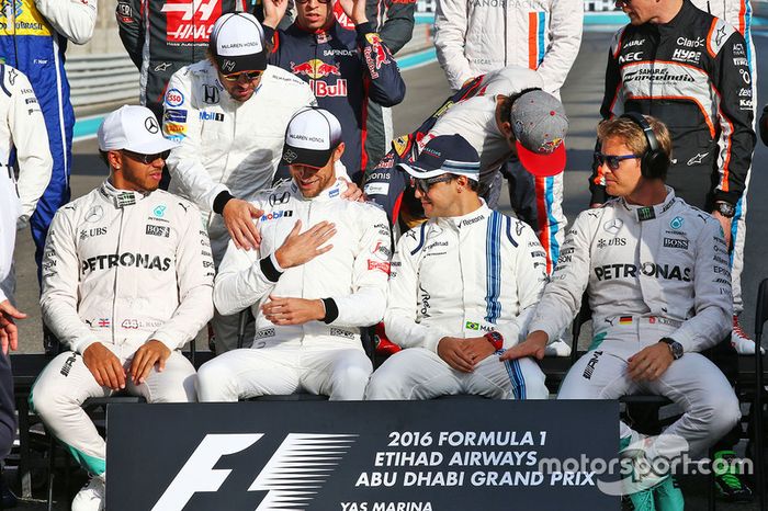 Lewis Hamilton, Mercedes AMG F1; Fernando Alonso, McLaren; Jenson Button, McLaren; Felipe Massa, Williams; and Nico Rosberg, Mercedes AMG F1 en la fotografía de pilotos de grupo de final de la temprada
