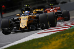 Джолион Палмер, Renault Sport F1 RS17, и Стоффель Вандорн, McLaren MCL32