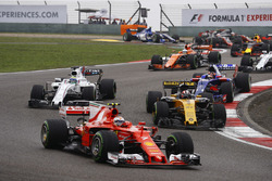 Kimi Raikkonen, Ferrari SF70H, devant Nico Hulkenberg, Renault Sport F1 Team RS17, Felipe Massa, Williams FW40, Daniil Kvyat, Scuderia Toro Rosso STR12