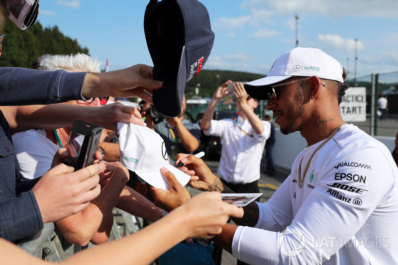 Lewis Hamilton, Mercedes AMG F1 signs autographs for the fans