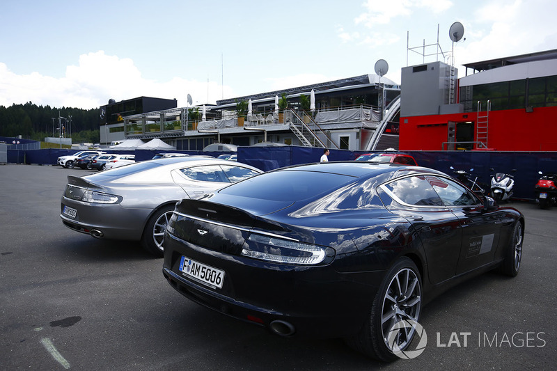 Пара автомобилей Aston Martin команды Red Bull в паддоке