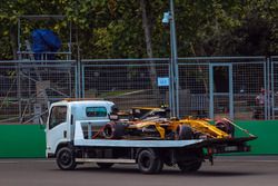 El coche chocado de  Jolyon Palmer, Renault Sport F1 Team RS17 es retirado por los oficiales de pist