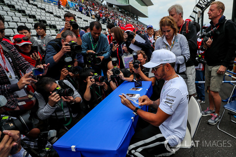 Lewis Hamilton, Mercedes AMG F1 signs autographs for the fans