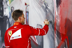 Sebastian Vettel, Ferrari, vainqueur, signe un graffiti réalisé durant la course